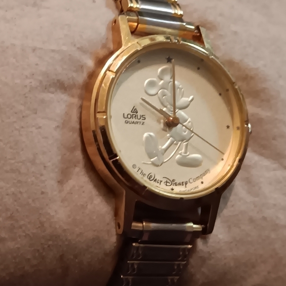 Vintage Lorus Walt Disney watch featuring Mickey Mouse - Picture 3 of 5